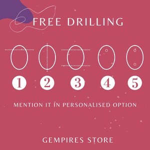 Puede incluir: Gr&aacute;fico granate con el texto "FREE DRILLING" e ilustraciones de formas ovaladas con diferentes opciones de perforaci&oacute;n. Tambi&eacute;n est&aacute; presente el texto "MENTION IT IN PERSONALIZED OPTION" y "GEMPIRES STORE".