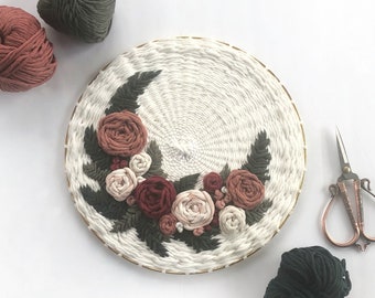 Round floral embroidered weaving