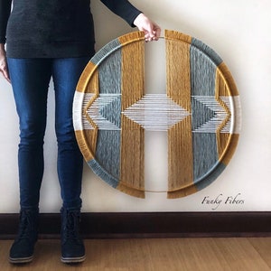 Aro geométrico de macramé para colgar en la pared: decoración bohemia mostaza y salvia