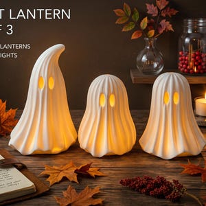Puede incluir: Un conjunto de tres linternas fantasma blancas imprimibles en 3D para velas LED. El texto GHOST LANTERN SET OF 3 y 3D PRINTABLE LANTERNS FOR LED TEA LIGHTS es visible. Las linternas tienen ojos huecos y una apariencia de tela drapeada.