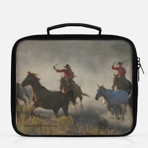 Cowgirl en een cowboy die een paard vastbinden op een Lunch Box Tote Bag