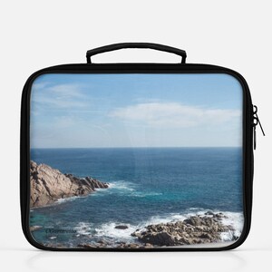 Wellen krachen auf den Felsen, Foto auf einer Lunch Box Tote Bag