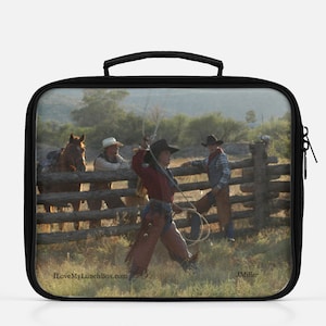 Cowgirl met leren chaps in een kraal terwijl twee cowboys toekijken, foto op een Lunch Box Tote Bag