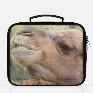 Photo en gros plan de chameau sur un sac fourre-tout pour boîte à lunch