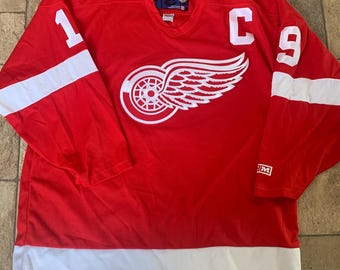 Detroit Red Wings Yzerman 19 Hockey Jersey CCM Vintage XL