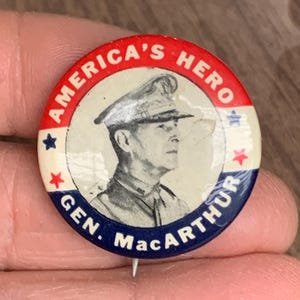 Vintage WWII General MacArthur America&#39;s Hero StickBack Pin Pinback Button