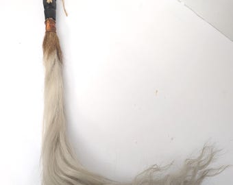 Espanta-moscas africano vintage, esculpido à mão em ébano e cobre, objeto cerimonial de status.