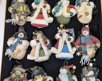 Coleção de enfeites de inverno em estilo aconchegante de tricô com bonecos de neve e Papai Noel.