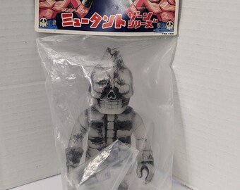 Figura de vinil Sofubi da série Honeborg White Mutant Chaosman com cabeça real, fabricada no Japão.