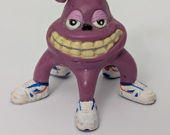 Boneco promocional raro de PVC do Alien Monster roxo da Keds, década de 1980.