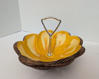 Prato pequeno vintage de cerâmica dos EUA com alça, esmalte amarelo com textura de madeira e folhas.