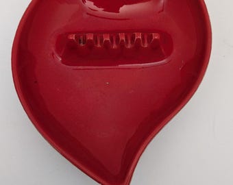 Cinzeiro escultural vintage de cerâmica dos EUA, com esmalte vermelho imitando veios de madeira, estilo meados do século XX.