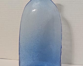 Vaso escultural moderno em vidro artístico azul soprado à mão com acabamento fosco.