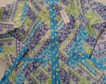 Jaqueta feminina reversível acolchoada, tamanho pequeno, nas cores azul, verde e roxa com estampa floral em patchwork.