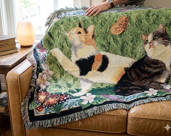 Manta de tapeçaria em algodão com estampa de gatos, feita por artesãos e tecelões manuais, medindo 51x68 polegadas (130x173 cm).