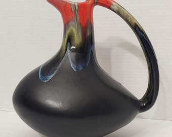 Jarro de cerâmica com alça e estampa de lava escorrendo