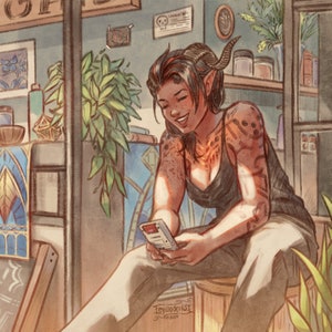 Könnte beinhalten: Eine Frau mit roten Haaren und Hörnern sitzt in einem Laden und lächelt, während sie auf eine Handheld-Videospielkonsole schaut. Sie trägt ein schwarzes Tanktop mit einem braunen Lederriemen und eine beige Hose. Der Laden ist mit Pflanzen und Regalen mit verschiedenen Gegenständen dekoriert.