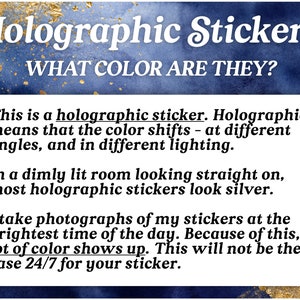 Op de afbeelding: Een blauwe en gouden achtergrond met witte tekst die uitlegt dat holografische stickers van kleur veranderen, afhankelijk van de hoek en de belichting. De tekst stelt ook dat holografische stickers in een zwak verlichte ruimte zilverkleurig lijken. De tekst legt ook uit dat de foto's van de stickers zijn gemaakt bij helder licht, dus de kleuren kunnen levendiger lijken dan ze in normale verlichting zouden doen.