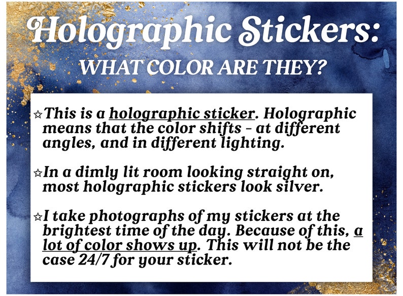 Op de afbeelding: Een blauwe en gouden achtergrond met witte tekst die uitlegt dat holografische stickers van kleur veranderen, afhankelijk van de hoek en de belichting. De tekst stelt ook dat holografische stickers in een zwak verlichte ruimte zilverkleurig lijken. De tekst legt ook uit dat de foto's van de stickers zijn gemaakt bij helder licht, dus de kleuren kunnen levendiger lijken dan ze in normale verlichting zouden doen.