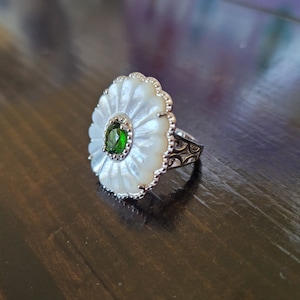 Mother of Pearl Daisy Flower Ring
