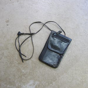 Monedero de cuero negro de los años 80 / Monedero pequeño de cuero tipo bandolera / Bolso bandolera vintage / Bolso de viaje diario