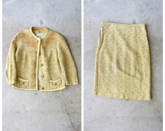 Conjunto de saia de malha vintage dos anos 50: jaqueta amarela, saia lápis