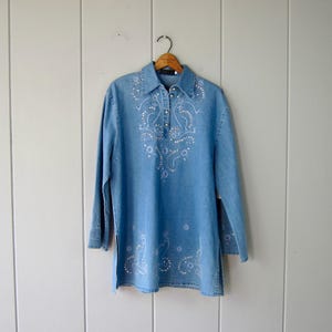 Puede incluir: Un letrero de madera hecho a mano con el texto "Welcome to our home" en un estilo manuscrito. El letrero está pintado de blanco con letras negras y un acabado envejecido, ideal para la decoración del hogar.