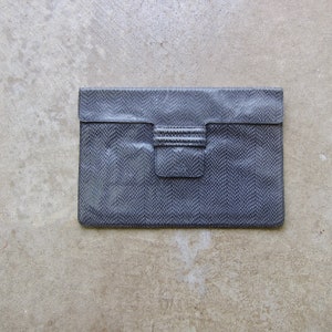 Bolso de mano de piel de serpiente gris de los años 80 / Bolso de mano vintage MARGOLIN tipo sobre / Bolso de mano de piel de serpiente de cuero genuino gris