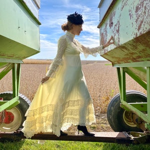 1970s White Lace Wedding Dress – Vintage Bridal Tiered Lace Gown with Ruffled Sleeves, Floor-Length MAQ