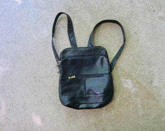 le donne leather riverwalk backpack | 90s supple black leather rucksack | Vintage modern large leather duffle shoulder bag
