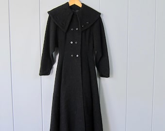 Peut inclure: Un manteau en laine noire avec un grand col et une fermeture à double boutonnage. Le manteau a une jupe évasée et des manches longues.
