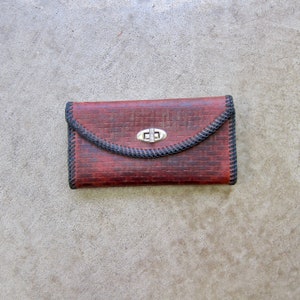 Cartera de cuero repujado de los años 70 / Cartera de cuero marrón y verde con costuras
