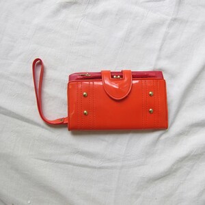 Cartera de mano vintage de vinilo naranja eléctrico de los años 60, fabricada en Hong Kong.