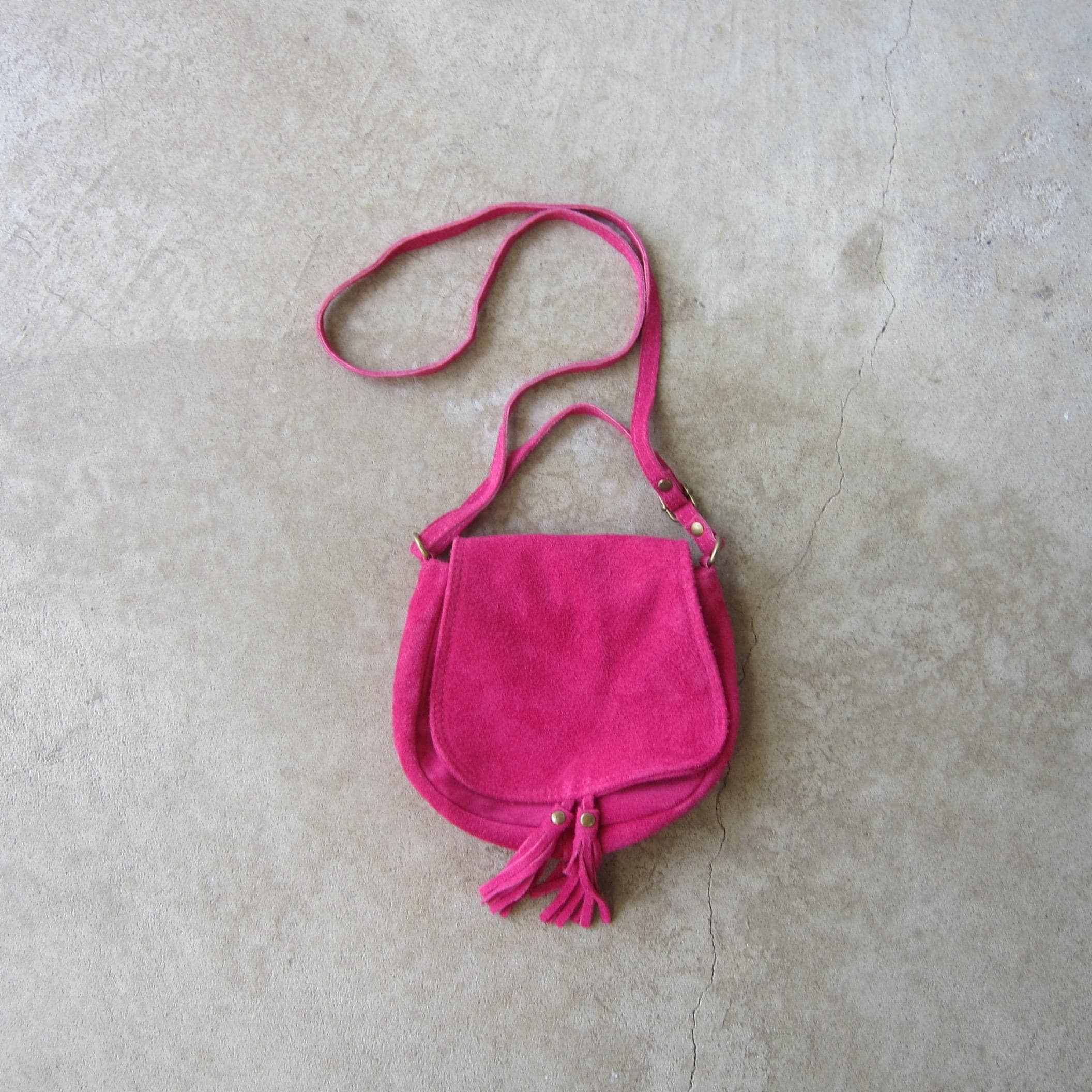 【EMIS】SUEDE SHOULDER BAG-PINK Emis Suede Texture Clutch Bag Fuchsia | Cilento Designer Wear