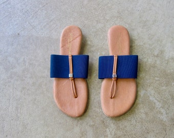 Vintage Navy Blue Elastic Band Summer Flip Flops | 90s Leather Flats | Andre Assous Nice Featherweights Slip On Sandals