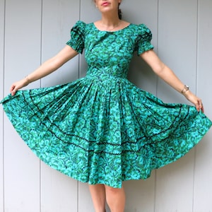 Jaren 50 rodeo vierkante dansjurk vintage groen zwarte bloemen fit & flare rockabilly-jurk