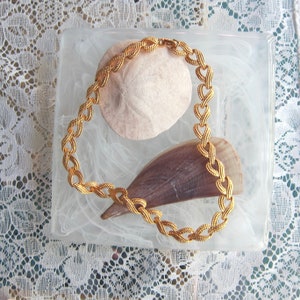 Collar de cadena de oro de los años 90 / Gargantilla gruesa con textura de oro / Collar de eslabones de cadena de oro de Napier / Joyería minimalista moderna