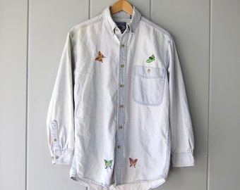 Vintage 90s bordado camisa jean / mariposas cosidas IOWA Marina camisa de mezclilla / botón desgastado hasta camisa jean de lavado ligero