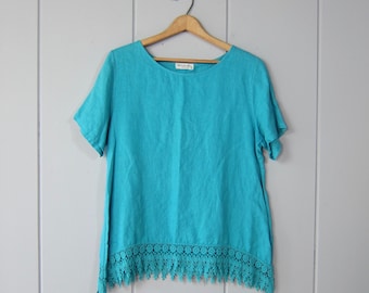 Tunique turquoise en lin | T-shirt carré des années 90 à ourlet crocheté | Chemisier d'été minimaliste à manches courtes | T-shirt d'été moderne en lin - Terzo Millennio