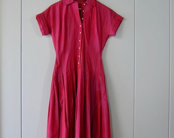 Vestido de acetato rosa iridiscente de los años 50: estilo vintage, abotonado, entallado y con vuelo