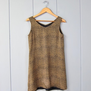 90er Jahre Animal Print Seidenkleid Moderne Geparden Print Seidensonnenkleid