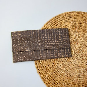 Cartera vertical inspirada en cocodrilos de los años 90 / Cartera de corteza de árbol de corcho recolectada de manera sustentable
