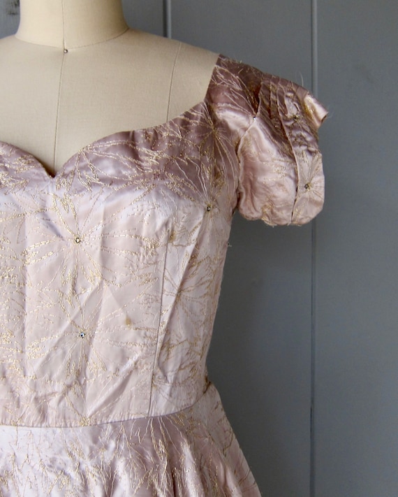 Spectacular 1950s Unlabeled Pink & Gold Glass Bead & Pearl Dress