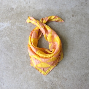 70s Colorful Triangle Scarf – Retro Yellow & Blush Geometric Print – Vintage Summer Neck Accessory