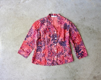 Chemisier en lin à fleurs colorées | Top ample en lin fleuri rose pourpre | Chemise courte boutonnée en lin minimaliste