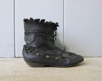 Botas mocassim vintage dos anos 70 em couro preto, modelo boho, da Compulsion Italy, com franjas e miçangas.