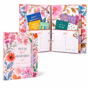 Puede incluir: Un organizador de tarjetas de cumpleaños con estampado floral con el texto "SPECIAL days to REMEMBER". La carpeta abierta revela bolsillos con tarjetas de cumpleaños y las palabras "HAPPY BIRTHDAY!" y "HI HIP HOORAY!" impresas. El organizador está decorado con flores rosas y naranjas.