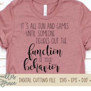 Könnte beinhalten: Ein pinkfarbenes T-Shirt mit dem Text "It's all fun and games until someone figures out the function of your behavior." Der Text ist schwarz und das Shirt ist eine digitale Schnittdatei. Der Text "Doodles + Grace" befindet sich in der linken unteren Ecke des Bildes.