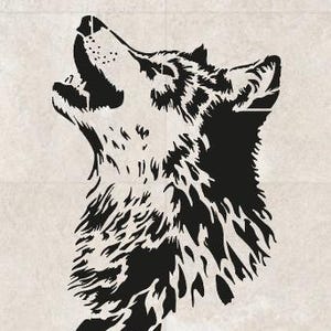 Könnte beinhalten: Eine schwarze Schablonengrafik eines Wolfskopfes im Profil, dargestellt mit nach oben gerichtetem Fang, als würde er heulen. Das Design zeigt kontrastreiche, gezackte schwarze Formen auf einem hellen, strukturierten, cremefarbenen Hintergrund.