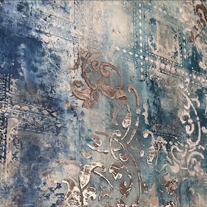 Puede incluir: Arte mural abstracto con una superficie texturizada. La obra presenta una mezcla de tonos azules, blancos y marrones, con patrones ornamentados y formas geométricas. El diseño tiene una apariencia desgastada y envejecida.